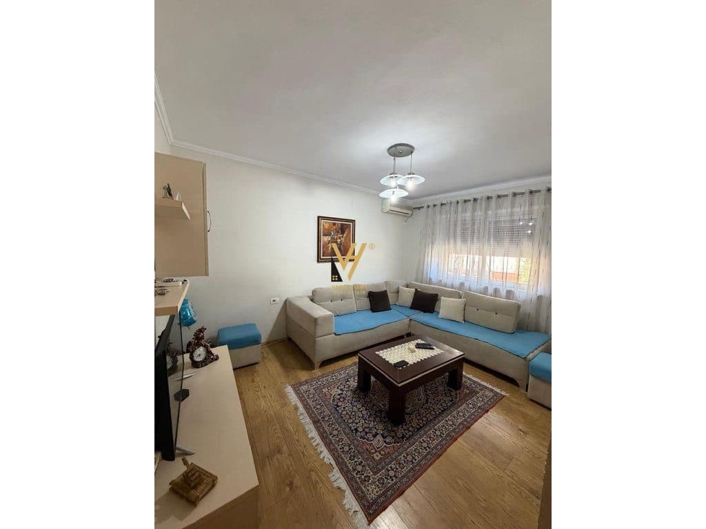 JEPET APARTAMENT 1+1 ME QERA TE SHKOLLA E BASHKUAR 450 EURO