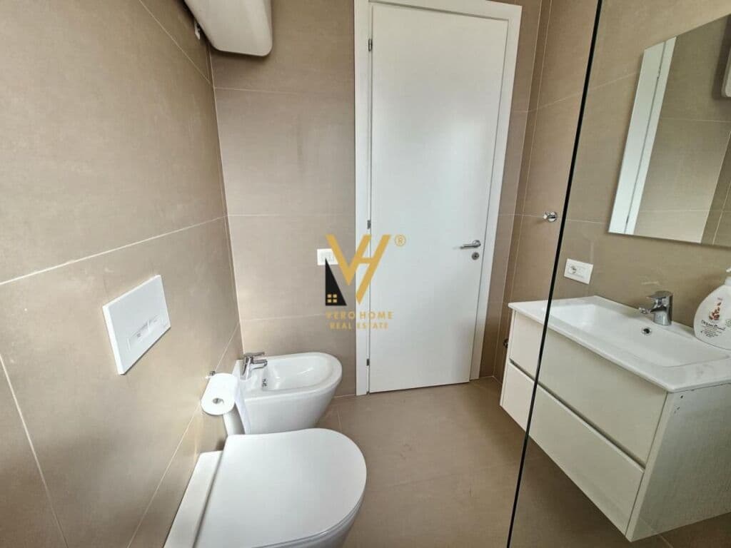 Shitet Vile Tre Kateshe me pishine+3 posta parkimi pran Tegut 300 m2 4