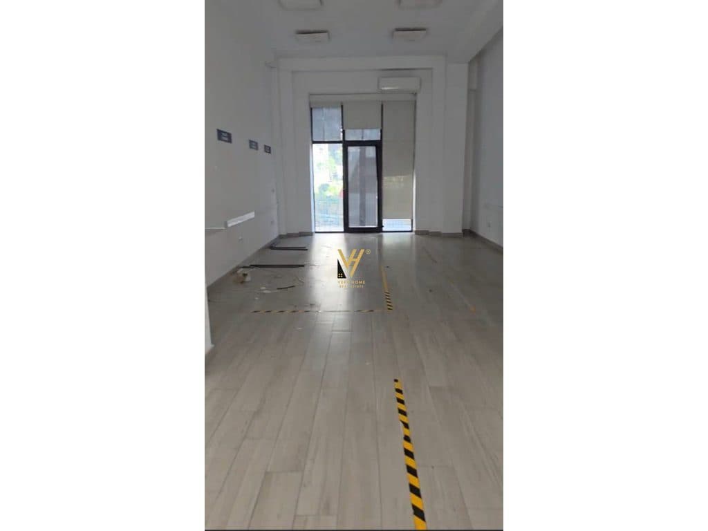 JEPET DYQAN 84 M2 ME QERA TE KOMUNA PARISIT 1.530 EURO