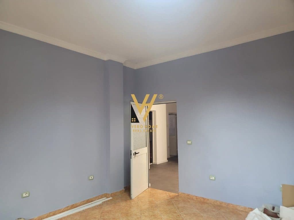 JEPET ZYRE 220 M2 ME QIRA TE RRUGA DRITAN HOXHA 150.000 LEKE 2