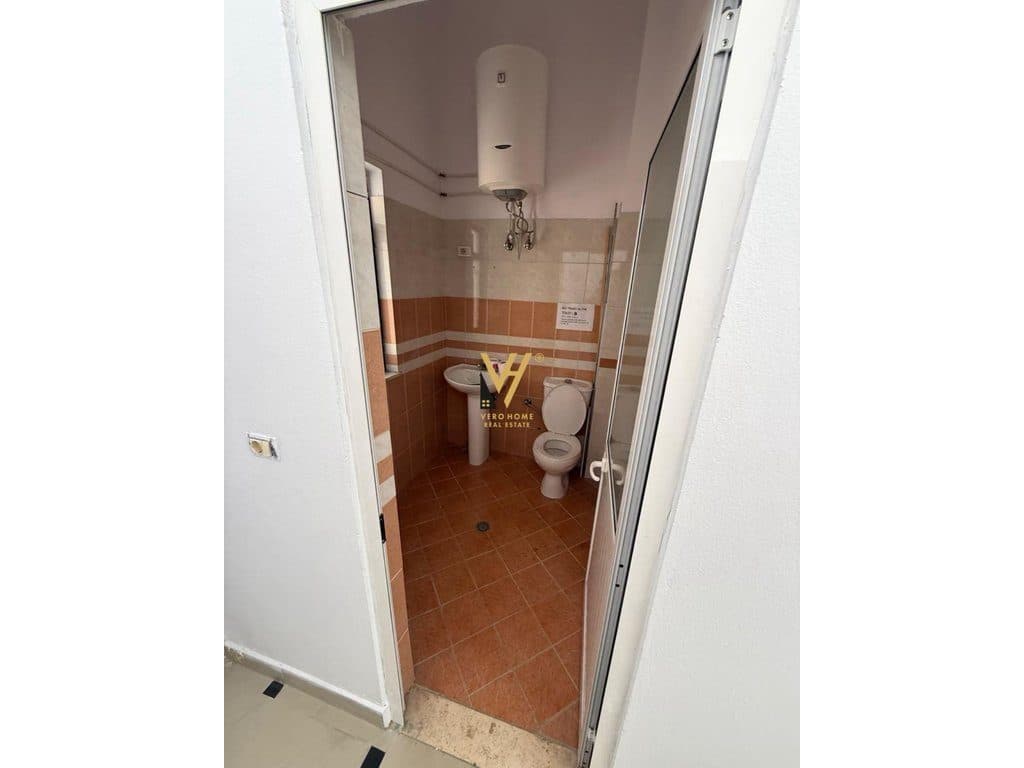 JEPET AMBIENT BIZNESI 97 M2 ME QIRA TE KODRA E DIELLIT 1.000 EURO 4