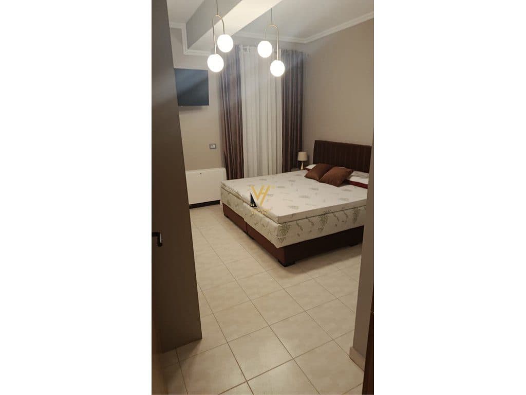 JEPET APARTAMENT 3+1+BLK ME QERA TE VILAT AMERIKANE 1.000 EURO 4