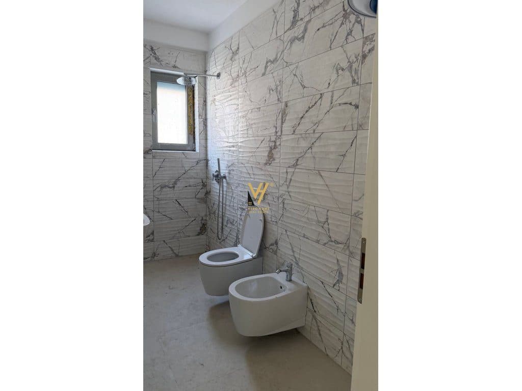 JEPET ZYRE 140 M2 ME QERA TE RR.HOXHA TAHSIM 130.000 LEKE 4