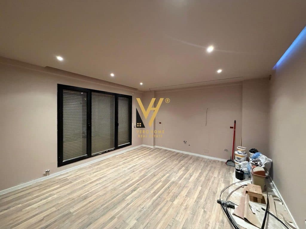 JEPET ZYRE 92 M2 ME QIRA TE STACIONI I TRENIT 1.000 EURO 3