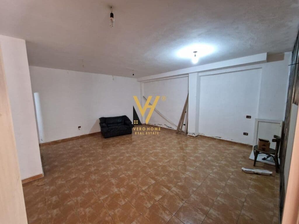 Jepet dyqan me qera te Kodra e Diellit 65 m2 1