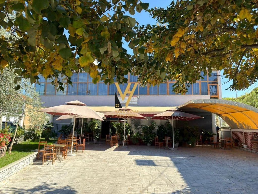 JEPET AMBIENT BIZNESI 500 M2 ME QERA NE KASHAR 4.000 EURO 3