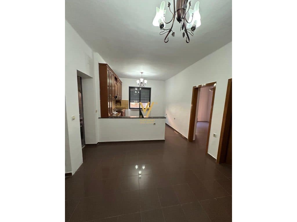JEPET AMBIENT BIZNESI 72 M2 ME QERA TE RRUGA E DURRESIT 1.300 EURO 2