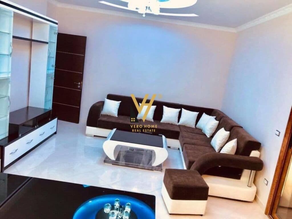 Shitet vile 5 kateshe +1000m2 truall ne Aksin Fier-Berat 1303 m2 3