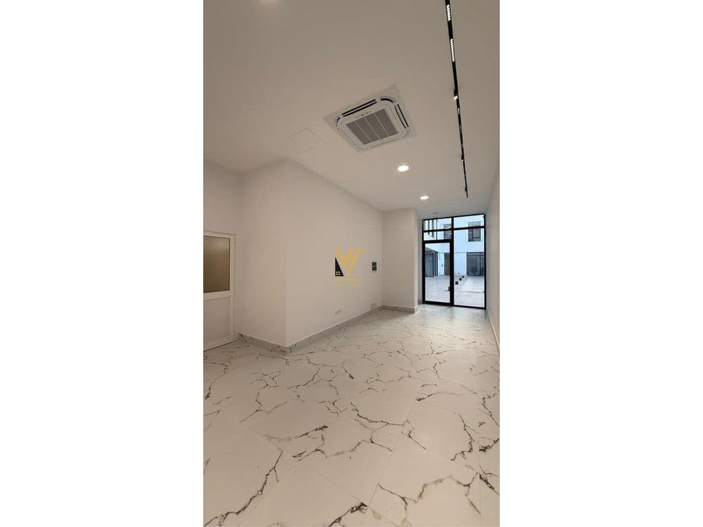 JEPET AMBIENT KOMERCIAL 38 M2 ME QIRA TE RRUGA MINE PEZA 900 EURO