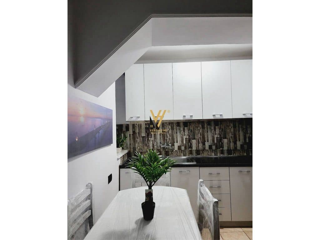 JEPET APARTAMENT 1+1 ME QIRA TE SHKOLLA E KUQE 65.000 LEKE 2