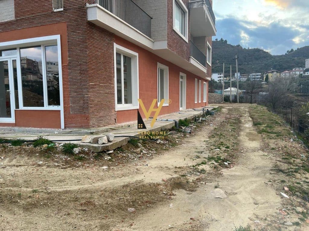 JEPET AMBIENT KOMERCIAL 300 M2 ME QERA NE SELITE 4.500 EURO