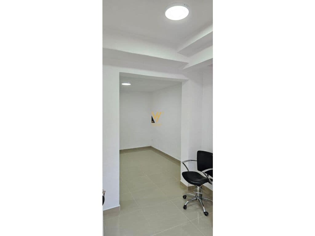 Jepet Dyqan me qera te Qyteti i Studenti 30 m2 4