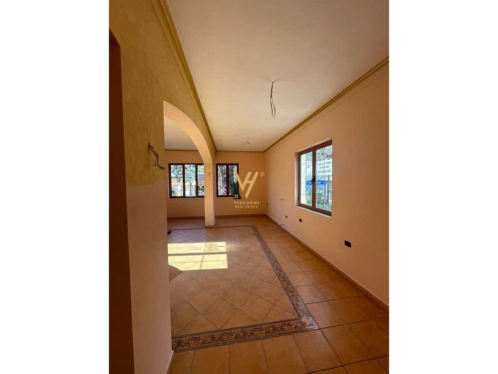 JEPET AMBIENT BIZNESI 300 M2 ME QIRA NE DON BOSKO 200.000 LEKE 3