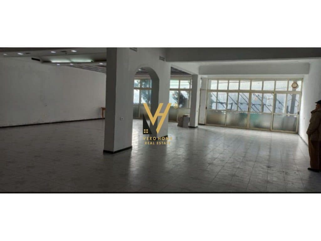 JEPET AMBIENT KOMERCIAL 220 M2 ME QIRA TE BULEVARDI I RI 900 EURO 2