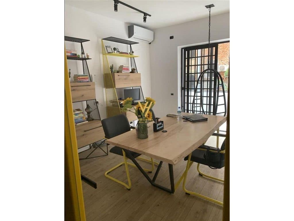 JEPET ZYRE 110 M2 ME QERA TE RRUGA E DURRESIT 90.000 LEKE