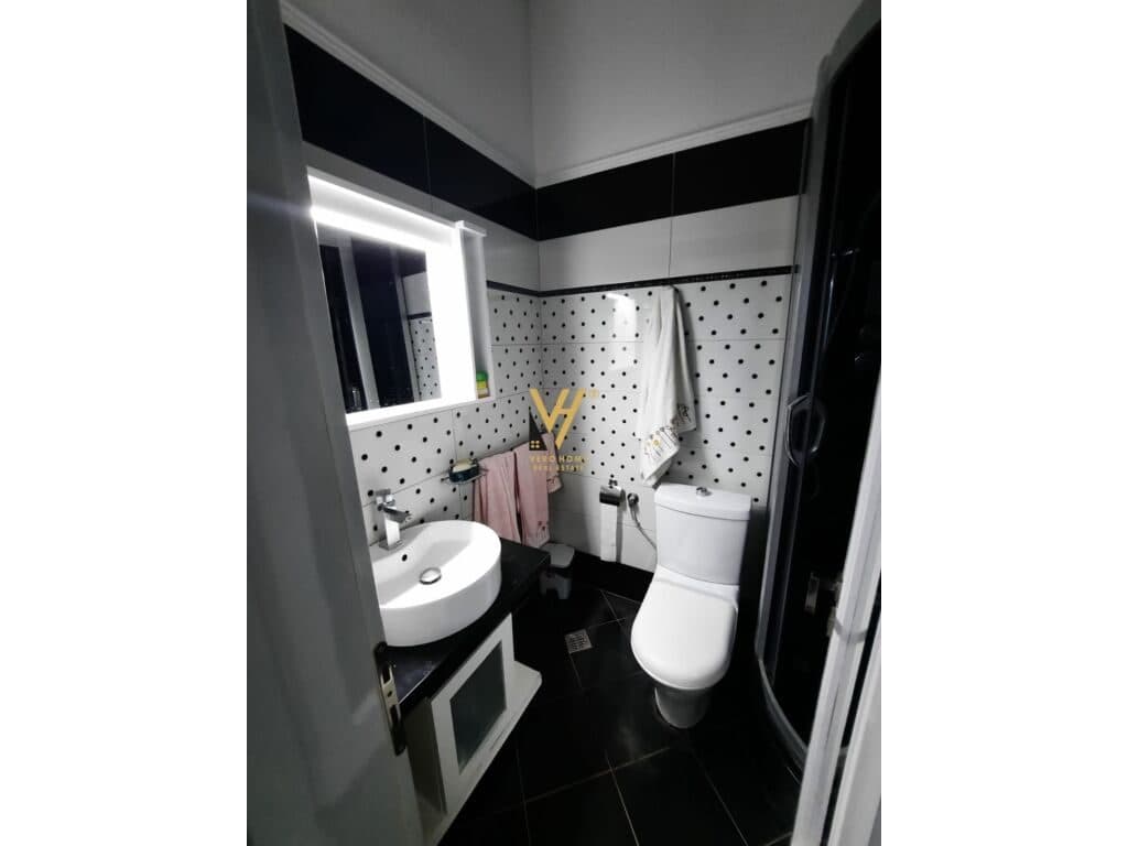 Shitet Objekt Biznesi tre Katesh te Lagjja 1 , Pogradec 1650 m2