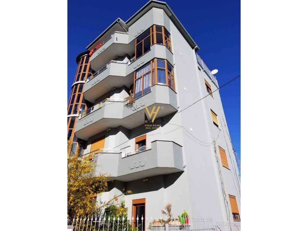 Shitet vile 4 kateshe+papafingo+garazhd ne Selite 625 m2 2
