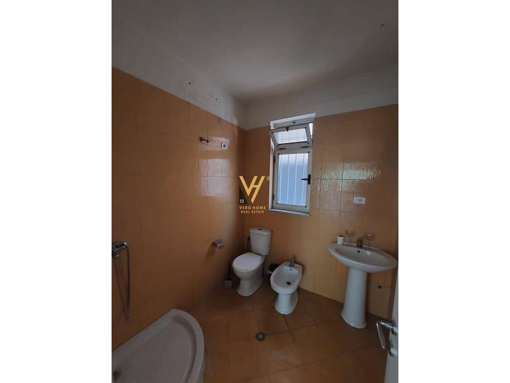 JEPET ZYRE 60 M2 ME QERA TE ZOGU I ZI 55.000 LEKE 3