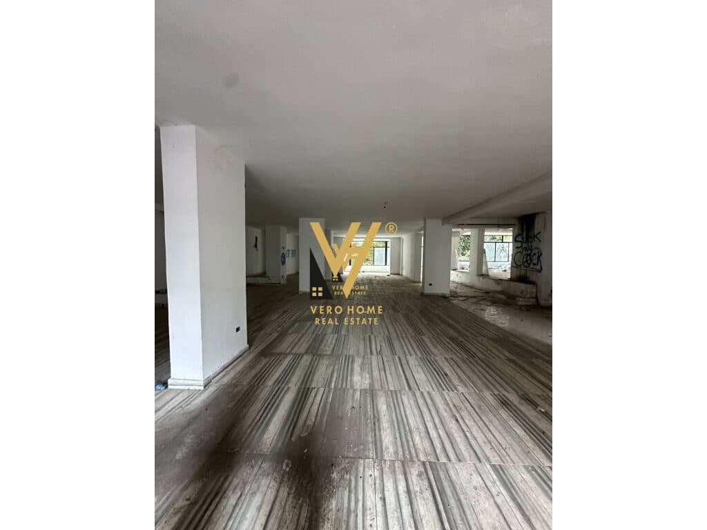 JEPET AMBJENT 700 M2 ME QERA TE RR.E ELBASANIT 5.000 EURO