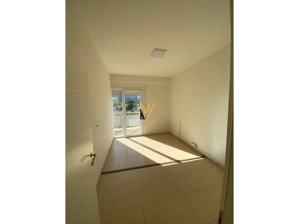 JEPET AMBIENT 68 M2 ME QIRA TE RRUGA E KOSOVAREVE 750 EURO