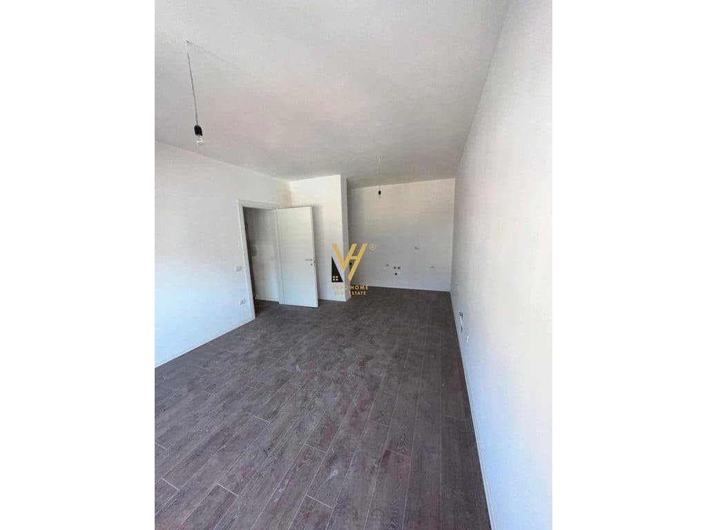 JEPET AMBIENT 95 M2 ME QERA TE PAZARI I RI 800 EURO