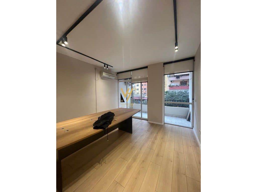JEPET ZYRE 90 M2 ME QERA TE KOMUNA E PARISIT 90.000 LEKE 2