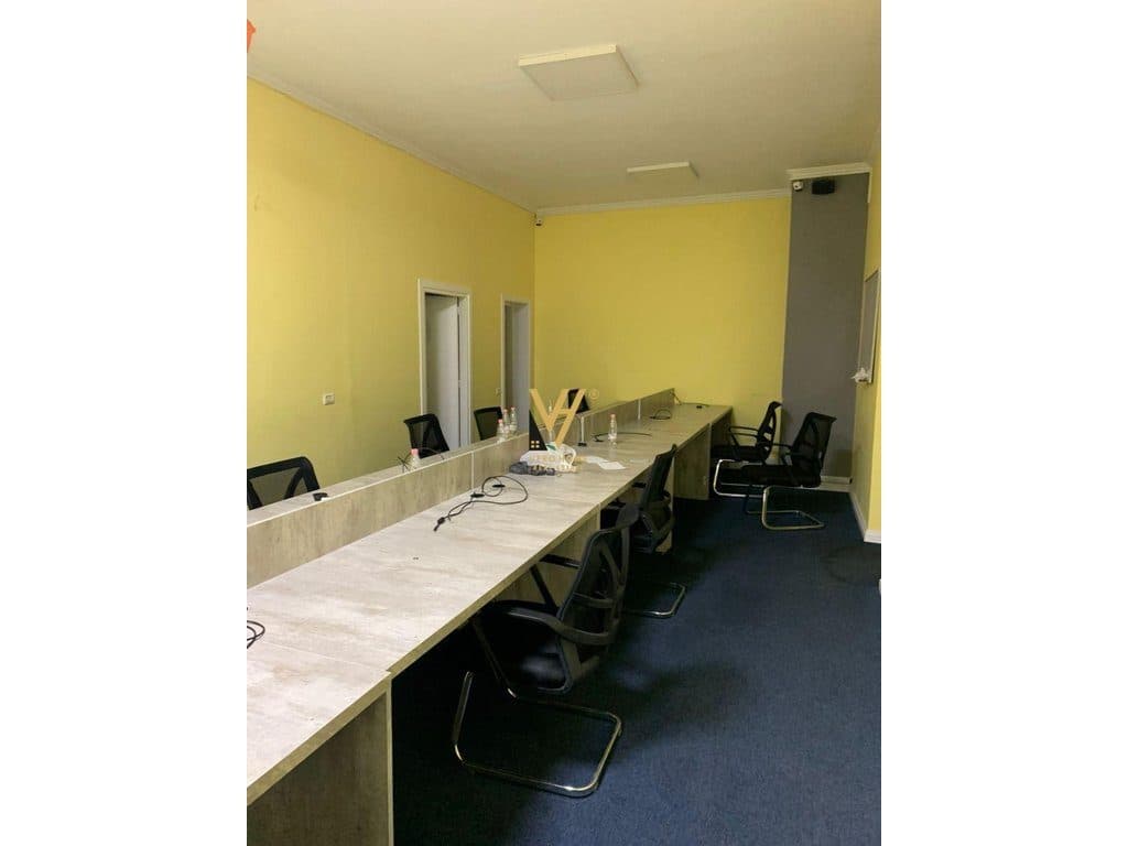 JEPET AMBIENT BIZNESI 200M2 ME QERA NE BLLOK 2.500 EURO 2