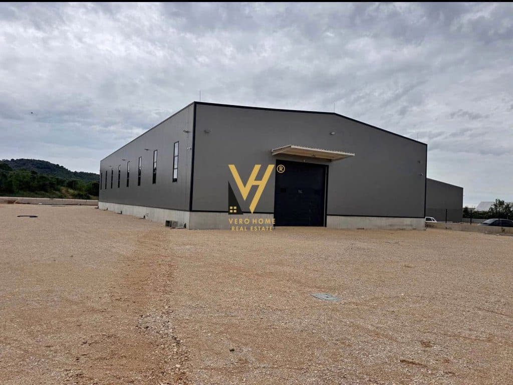 JEPET KAPANON 1.200 M2 ME QERA TE RRUGA E RINASIT 4.500 EURO