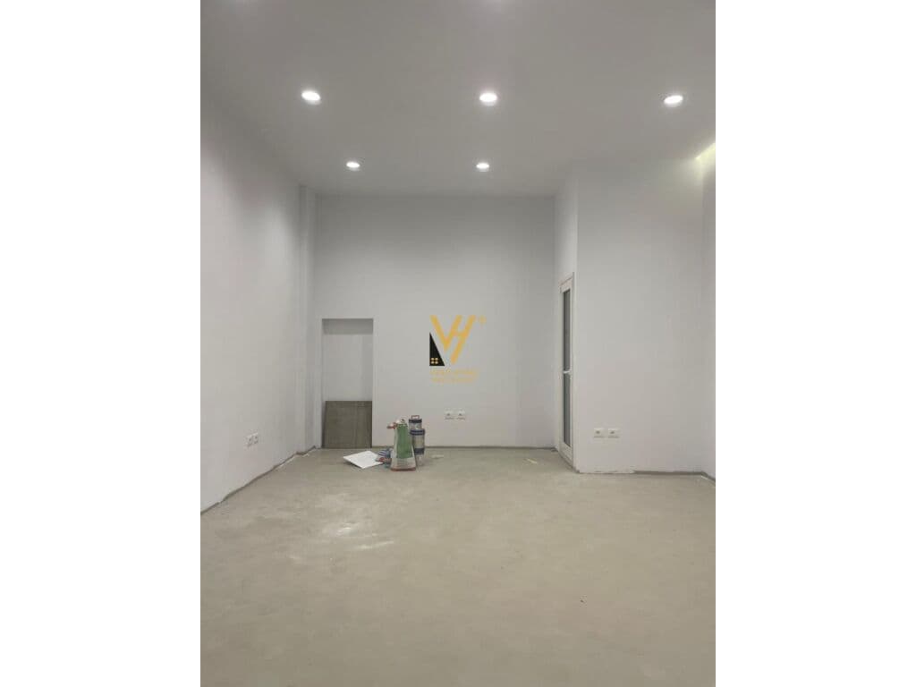 Shitet Dyqan te Rruga e Barrikadave 35 m2