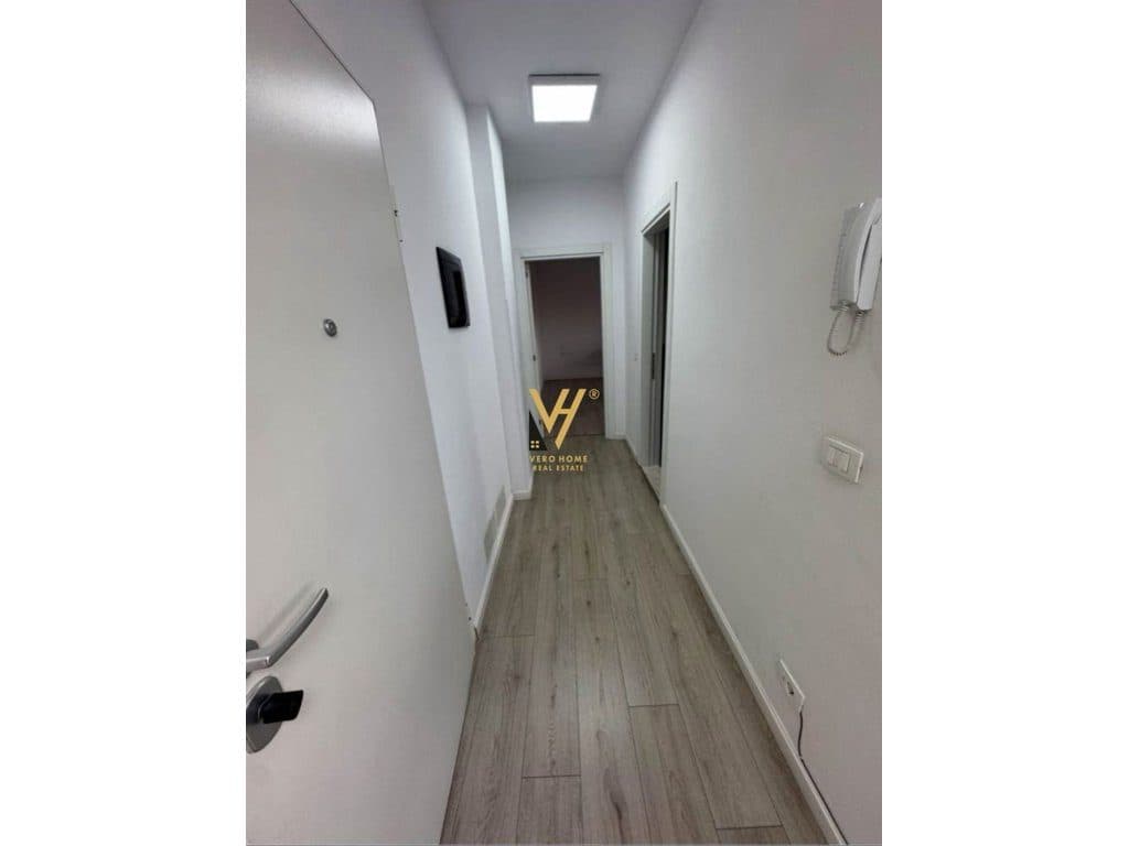 JEPET ZYRE 107 M2 ME QIRA TE RRUGA E ELBASANIT 900 EURO 4