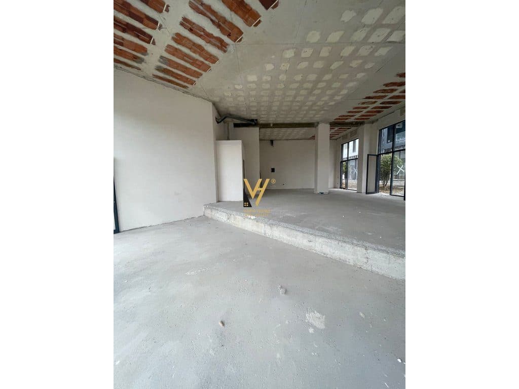 JEPET DYQAN 190M2 ME QERA TE LIQENI ARTIFICIAL 3.800 EURO