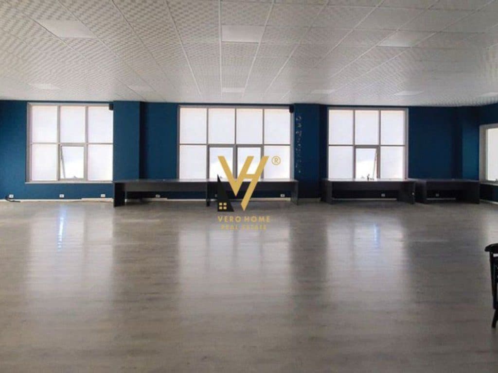JEPET AMBIENT BIZNESI 240 M2 ME QIRA TE RRUGA BARDHYL 2.500 EURO