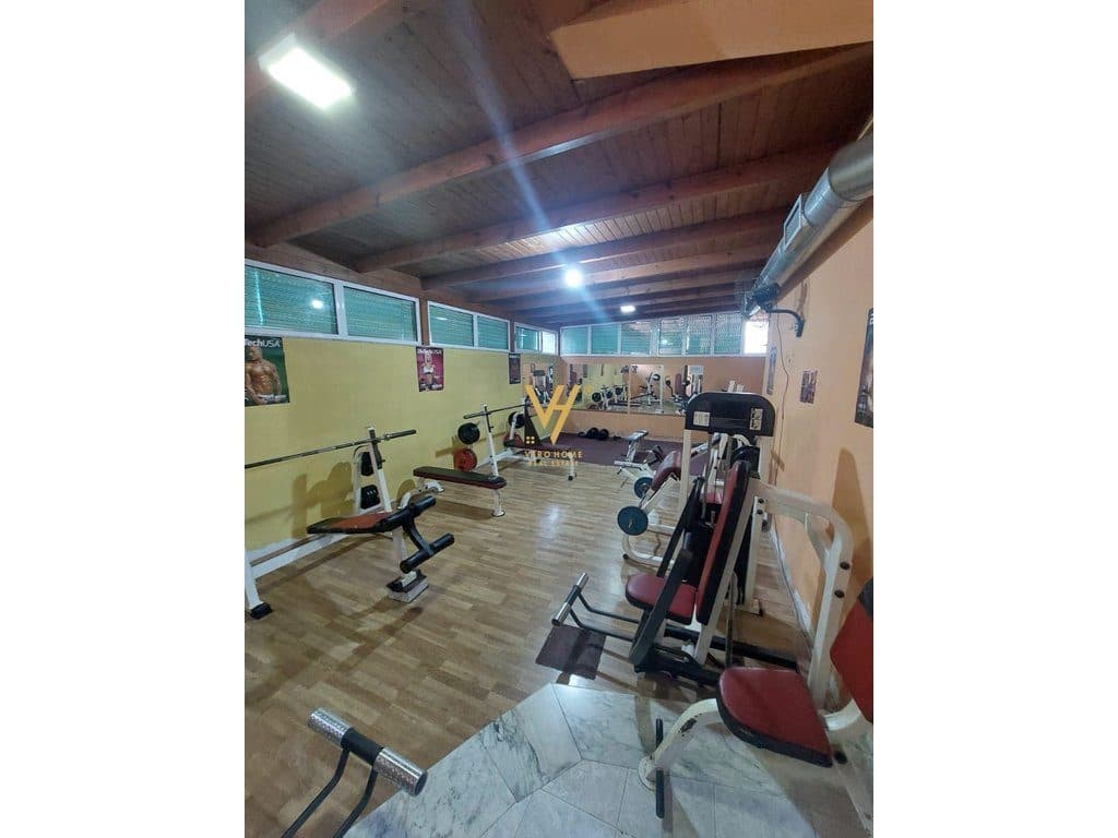 JEPET AMBIENT BIZNESI 205 M2 ME QERA NE ALI DEM 80.000 LEKE 4