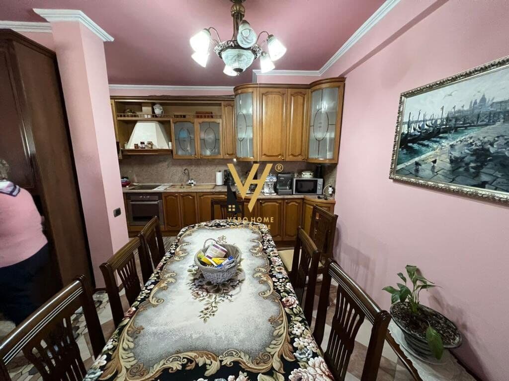 Shitet Apartament 3+1+2 te Stacioni i Trenit 140 m2 2