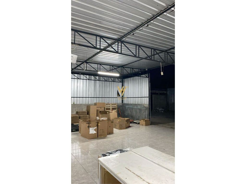 JEPET MAGAZINE 230 M2 ME QERA TE KODRA E DIELLIT 100.000 LEKE