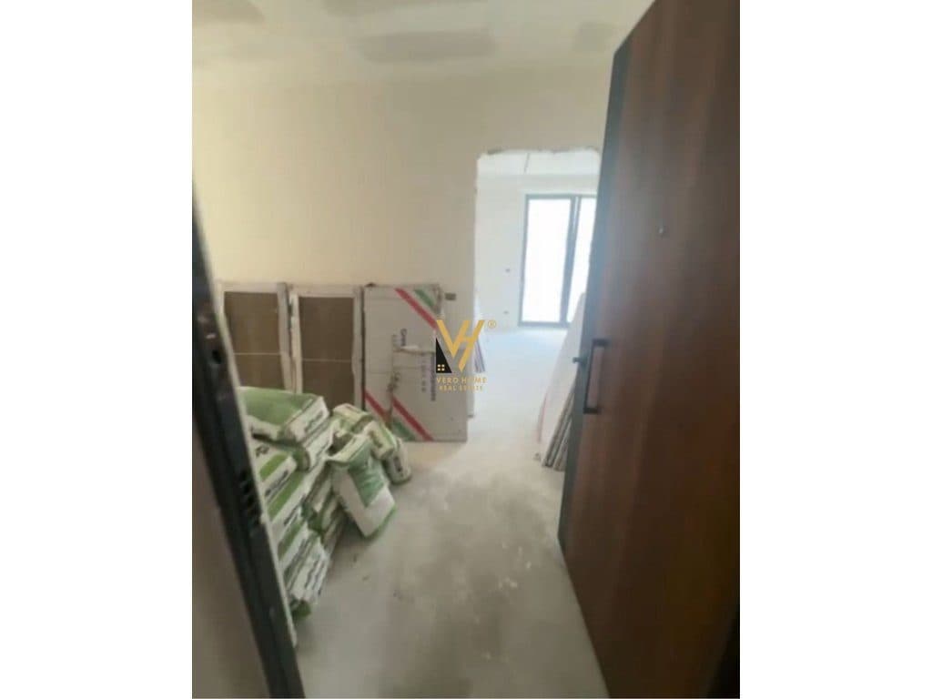 JEPET ZYRE 100 M2 ME QIRA TE RRUGA BOGDANEVE 120.000 LEKE 3