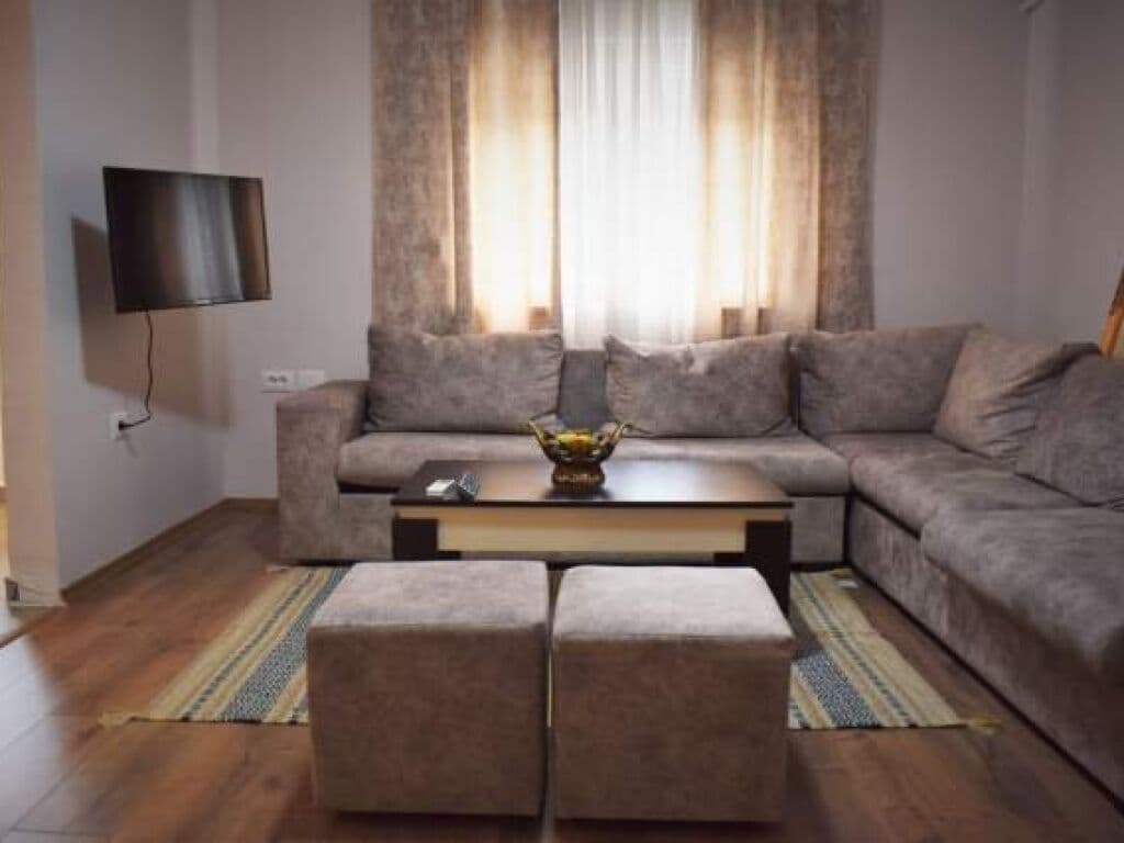 Jepet Apartament 2+1+ballkon me qera te Rruga Kongresi i Lushnjes 75 m2
