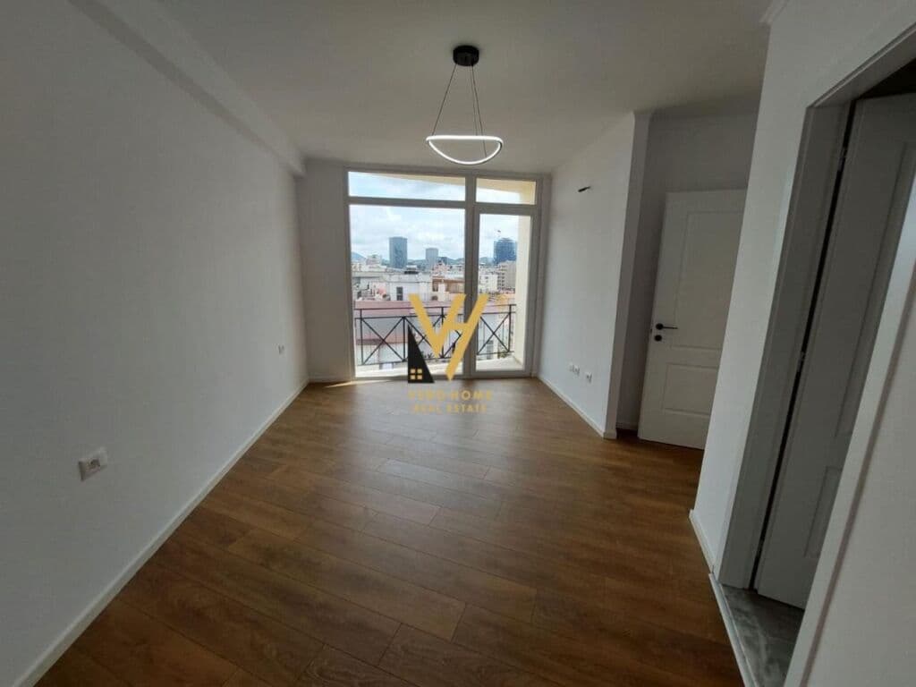 Shitet Apartament 2+1+2+ballkon te Rruga Barrikadave 100 m2 4