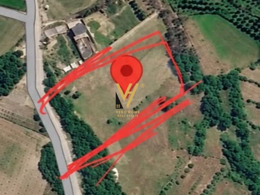 SHITET TOKE 2.100 M2 NE PETRELE 315.000 EURO