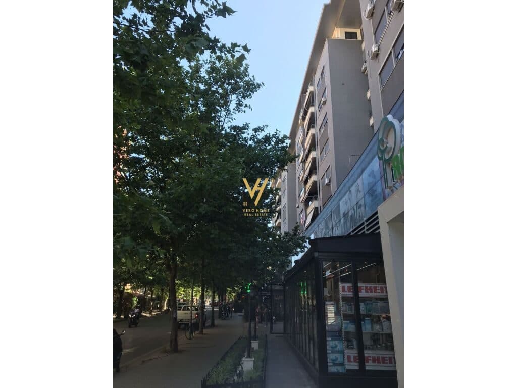 Jepet Ambient Komercial me qera te Varri i Bamit 700 m2