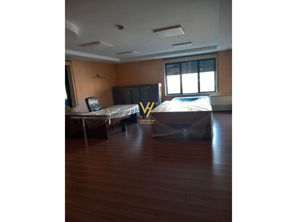 Jepet zyre me qera prane Qendres Kristal 310 m2 2
