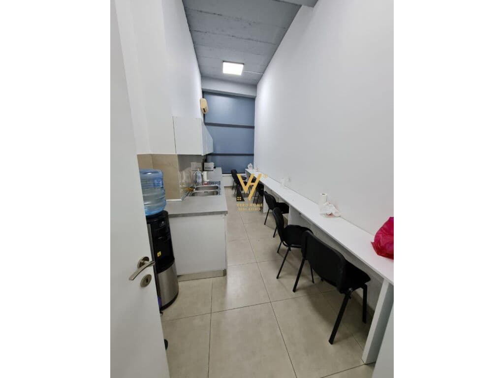 Shitet ambjent komercial te Komuna e Parisit 460 m2