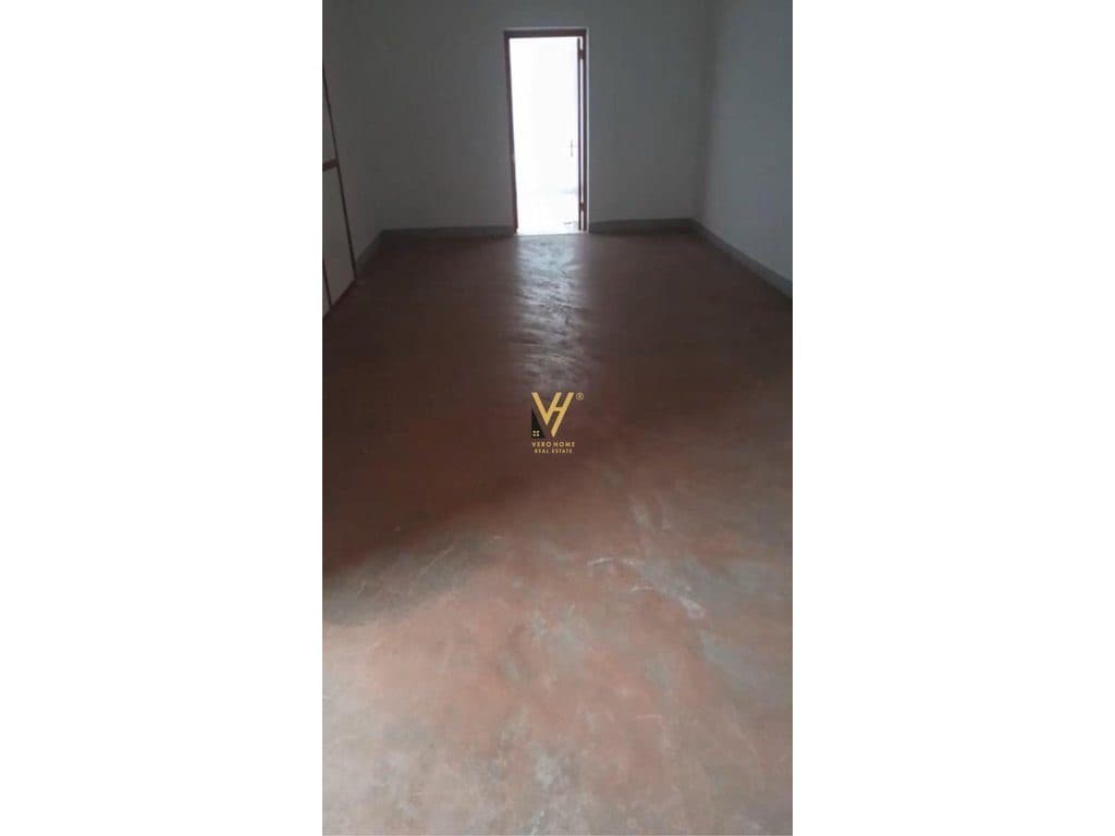 JEPET MAGAZINE 500 M2 ME QERA TE KMY,YZBERISHT 1.800 EURO 2