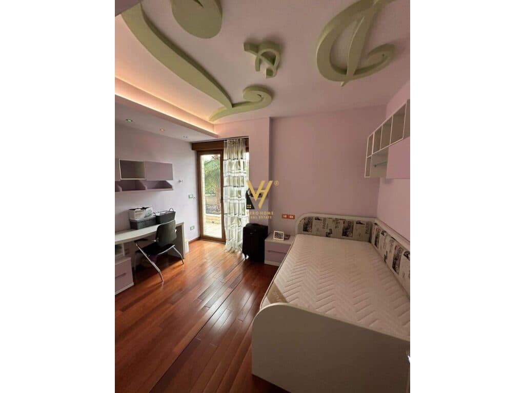 Shitet Penthouse 4+1+4 te Pazari i Ri 325 m2 4