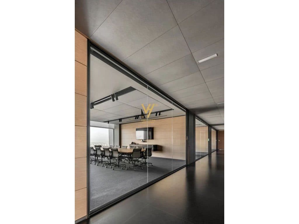 JEPET AMBIENT KOMERCIAL 170 M2 ME QERA TE RRUGA E KAVAJES 2.500 EURO
