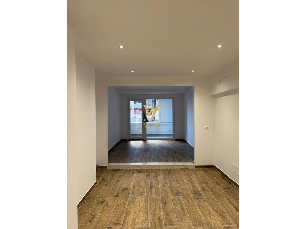 SHITET AMBIENT BIZNESI 55 M2 TE STACIONI I TRENIT 143.000 EURO