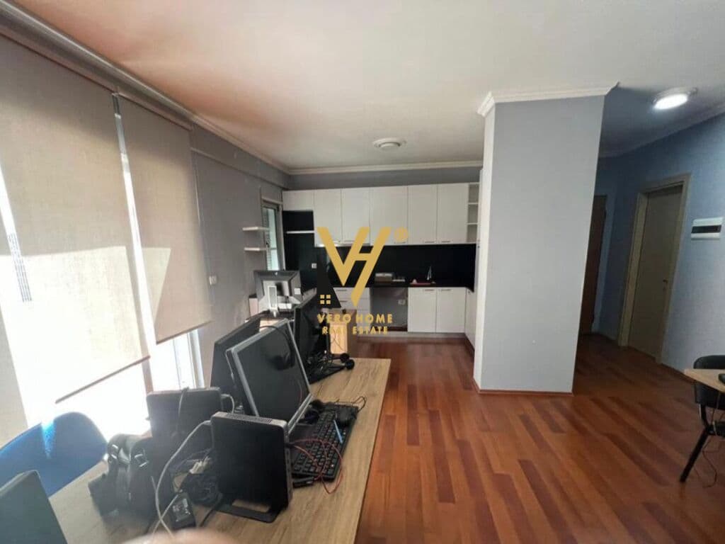 JEPET ZYRE 130 M2 ME QERA TE RRUGA 5 MAJI 1.200 EURO 2