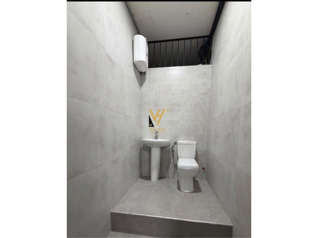 JEPET MAGAZINE 180 M2 ME QERA TEK ISH FUSHA AVIACIONIT 1.200 EURO 4