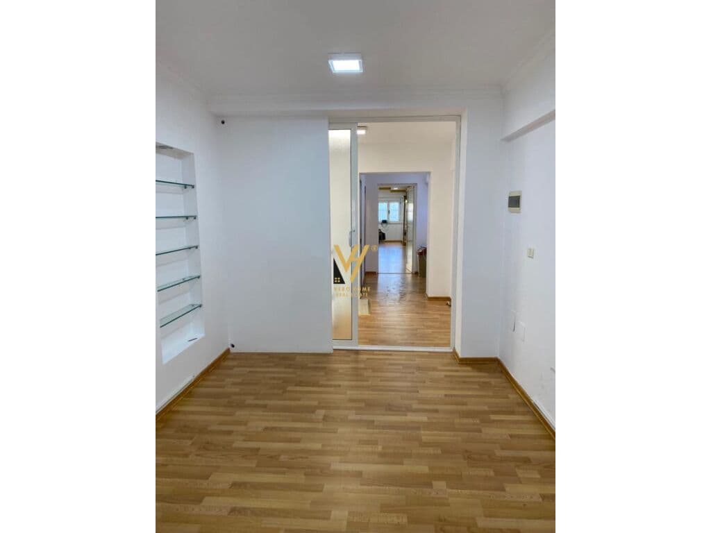 Jepet zyre me qera te Muzeu Kombetar 122 m2