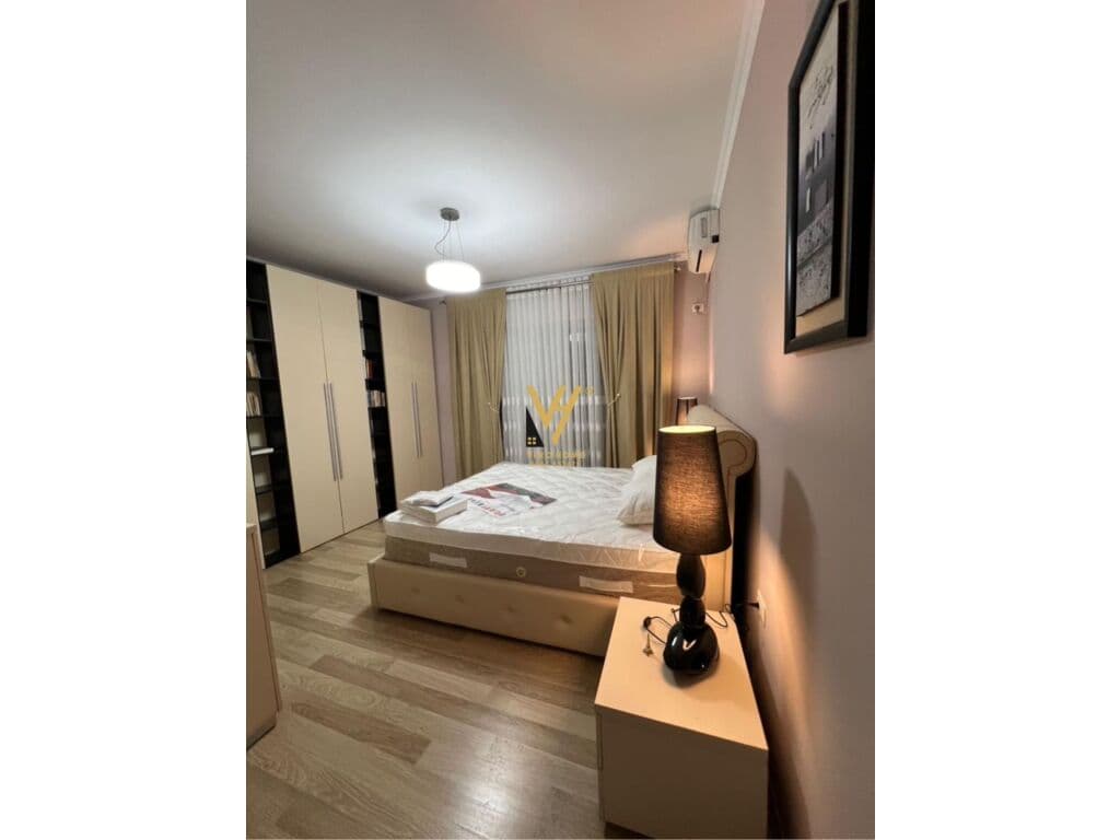 Jepet Apartament 2+1+2+ballkon me qera te Rruga Myslym Shyri 140 m2 4